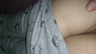 Ma femme dort, je la caresse sous la couette