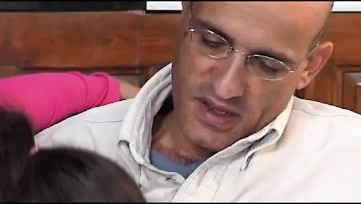 Genç Hizmetçi Ev Sahibinden Emiyor Ve Kanepede Götten Sikiliyor