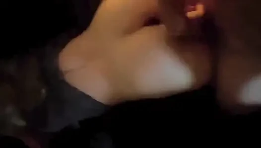 Üvey erkek kardeş boşalmak için üvey kız kardeşini kullanıyor