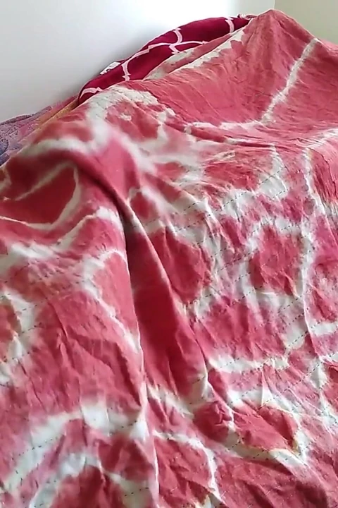Üvey kız kardeş üvey erkek kardeşini mastürbasyon yaparken gördü ve büyük yarağının üstüne çıktı ve sonra sikişiyor