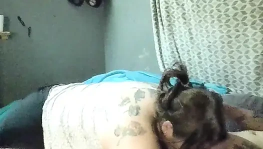 Orta yaşlı seksi kadın onu zevkle fışkırtıyor !!!