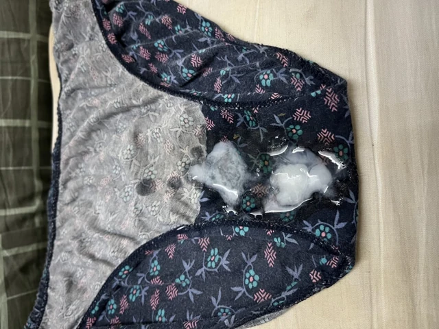 Üvey kız kardeş külot üç kez iç çamaşırına mastürbasyon yapıyor