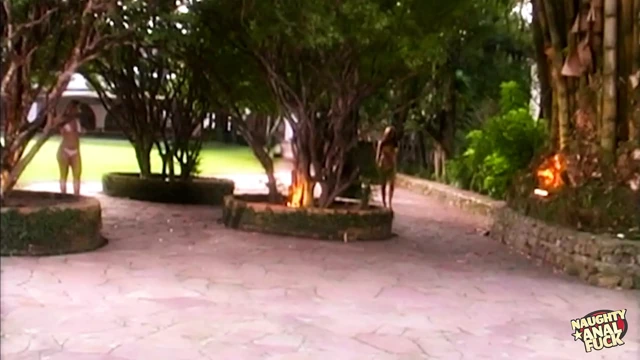 Amcık yemeye başladıkları zaman emmek ve sikişmek için bir yarak göründü