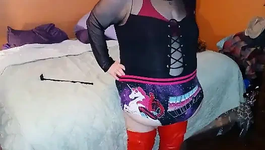 Kırmızı kalçalı hemşire Vicki'nin çizmeli fotoğrafları videoya döndü