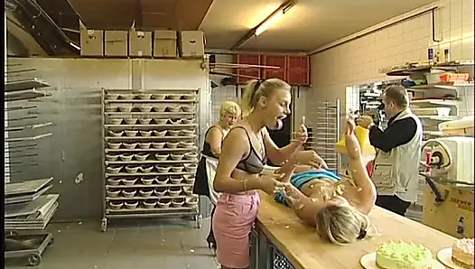Olgun sürtük ve genç lezbiyenler yemek kavgasında
