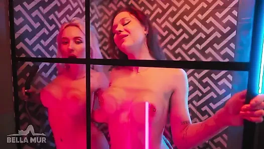 Sofia Simens ile duşta ıslak oyunlar