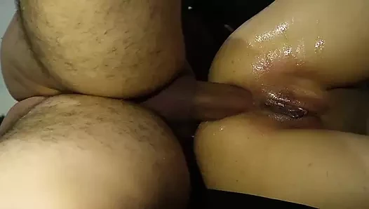 Kız arkadaşım bana sıkı götünü anal seks yapmak için en iyi pozisyonda vererek beni memnun ediyor