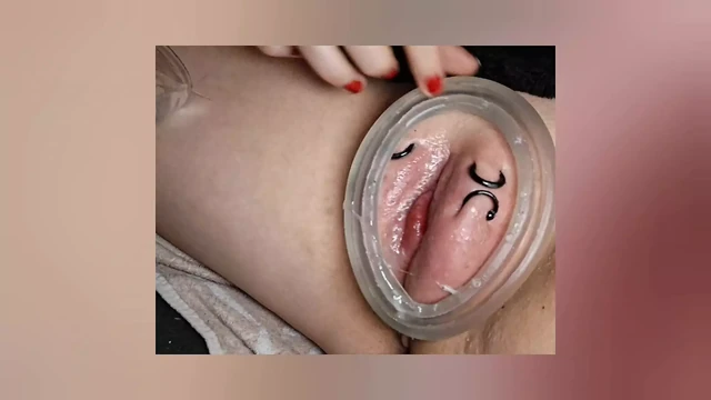 Sklavins накачивает ее пизду во время просмотра телевизора для ее господина! Часть 2