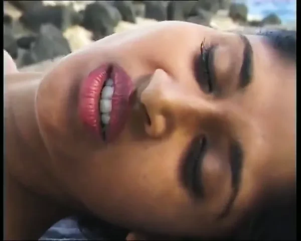 Nadia nyce ile sahilde seks