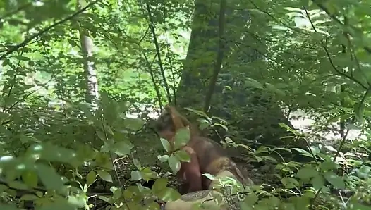 Ormanda kendine dokunarak filme alıyor - Fransız amatör kıllı kızıl saçlı teşhirci alt