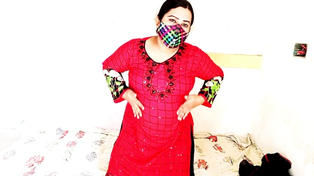 Горячая соло-женщина дези наступает на палец