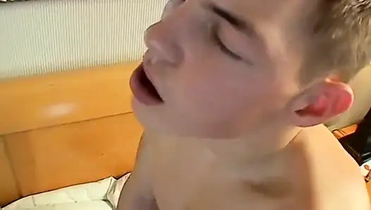 Jeremiah kendi üçlü seksini filme alıyor!