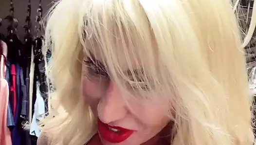 Güzel milf iç çamaşırı dolabı turu.