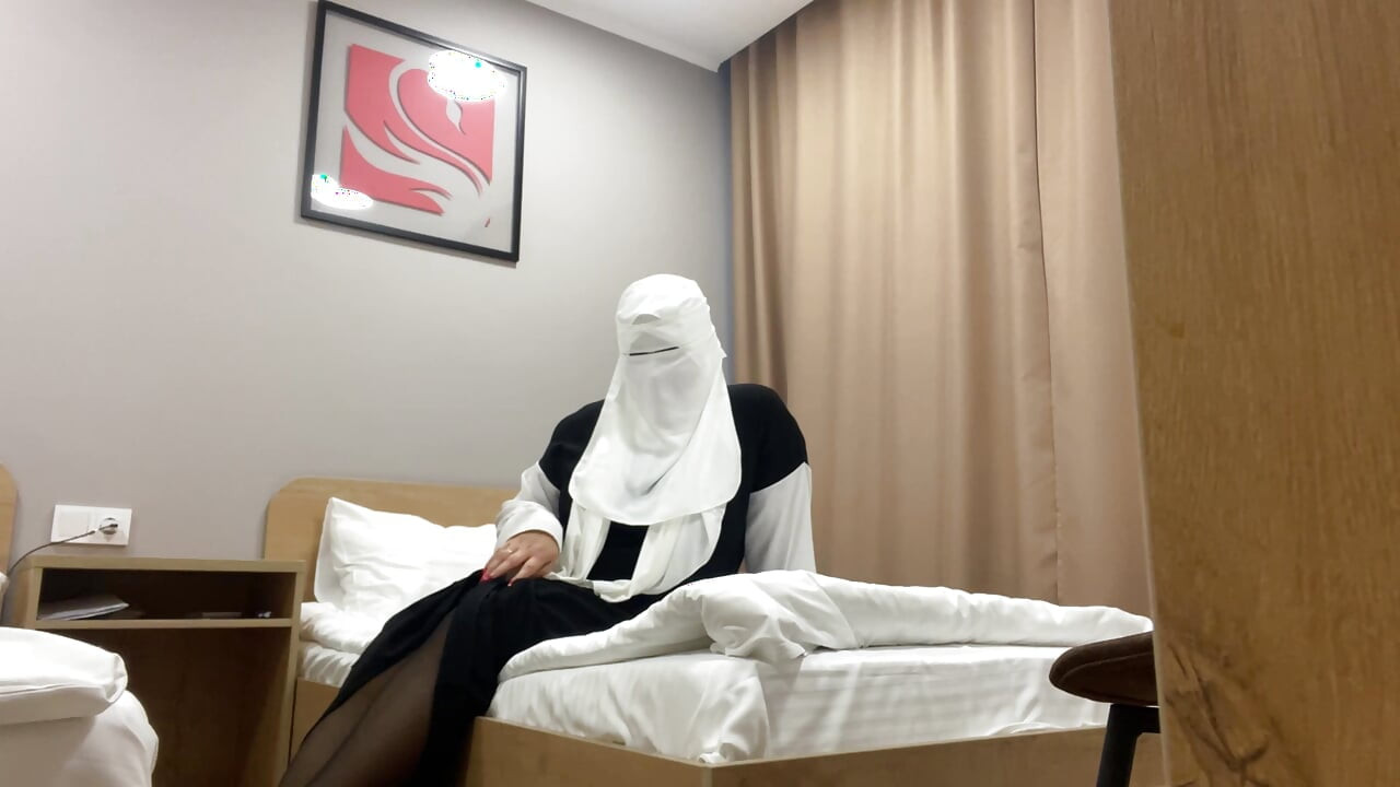 Türk kadın külotlu çoraplı üvey oğlu için mastürbasyon yapıyor