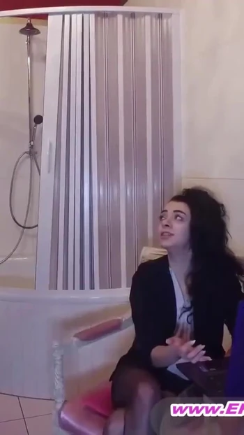 Ключевой момент из "Старик трахает молодую юную девушку перед вебкамерой, и она глотает сперму"