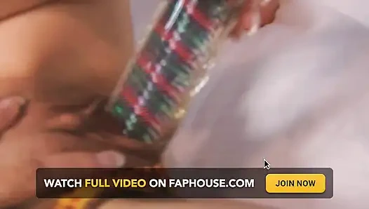 Şanslı seksi kızlar sahne 3_brunette büyük memeli orta yaşlı seksi kadın amına büyük bir dildo sokuyor