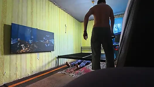 Kamera arkası, kesilmemiş. Yeni bir seks yatağı inşa ediyoruz
