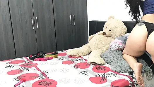 Orgazm olana kadar amımı dilate eden ateşli bir vibratör kullanıyorum.