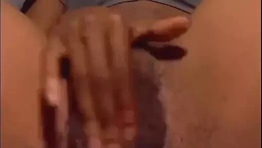 Neredeyse mastürbasyon yaparken yakalanıyor