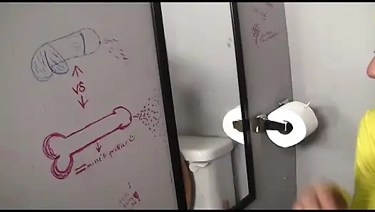 Lyla Storm: kızlar da tuvalette mastürbasyon yapıyor ve bu da duvar deliği yarağını emiyor