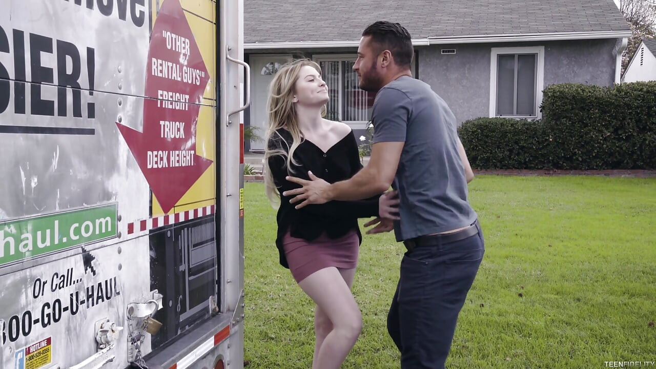 Britney Light yarak için pit stop yapıyor