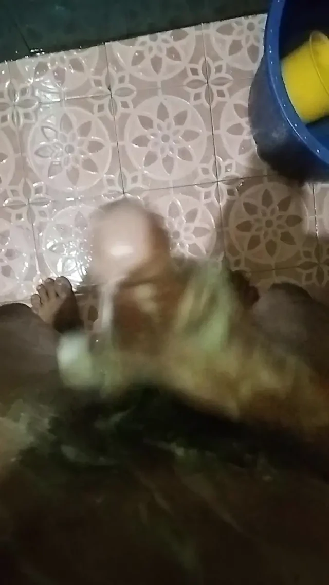 Banyoda sabunla oynuyor