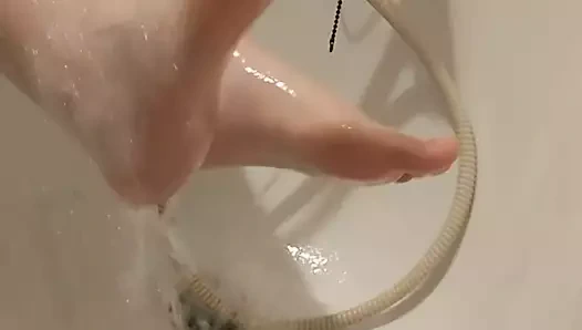 metresi ayaklarını yıkar