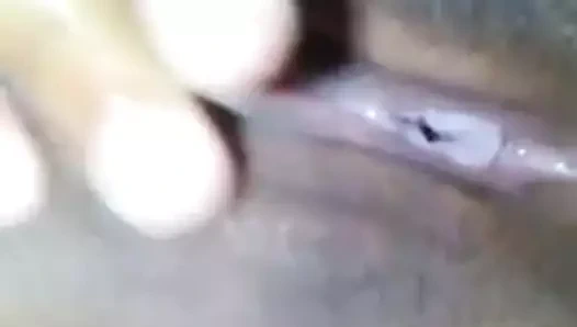 Putinha tirando a roupa