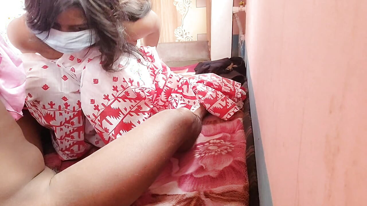 Bangladeşli bir kadının üvey erkek kardeşi tarafından sari görünümünü gösterdikten sonra azarlanıyor viral seksi video.