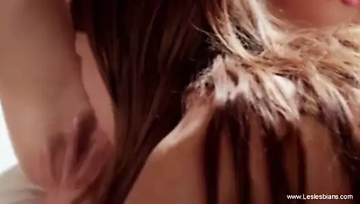 Güzel lezbiyen partnerinin orgazmını ve ıslaklığını hissetmek