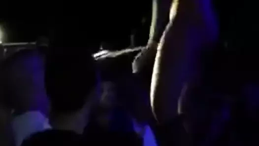 Striptizci kalabalığın üzerine fışkırtıyor !!!