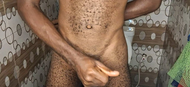 Banyoda sikimle oynuyorum