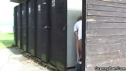 Büyük memeli sarışın anneanne kamu soyunma odasında çarptı