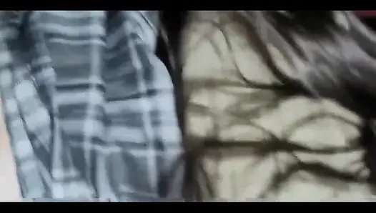 Aptal!!! Eteğimin altına bakma!! Sınıf arkadaşımın eteğinin altına bakmayı seviyorum. Bize ev ödevi verildi ve karşı koyamadım