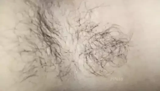 Liseli kızın kıllı koltuk altı ve amcığı.