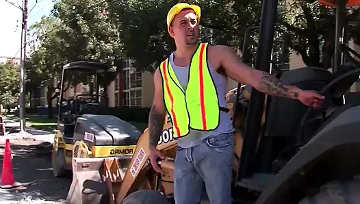 Azgın sarışın sokakta yaklaştı ve sert sikildi