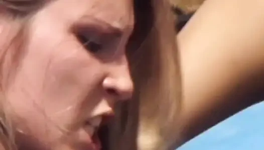 Seksi Fransız kızlar açık havada ateşli lezbiyen eylemi yapıyor