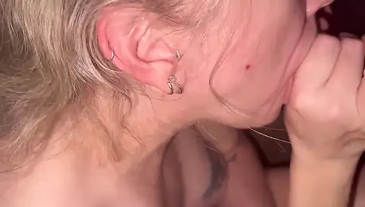 Evli kadın sana harika bir sakso çekiyor, büyük dölünü ağzına alıyor