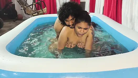 Mallu çift yüzme havuzunda sikişiyor ve oral seks yapıyor