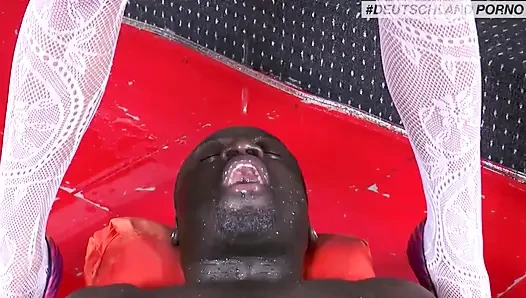 Siyah ve beyaz büyük göğüsler piercingli amcık sikişi