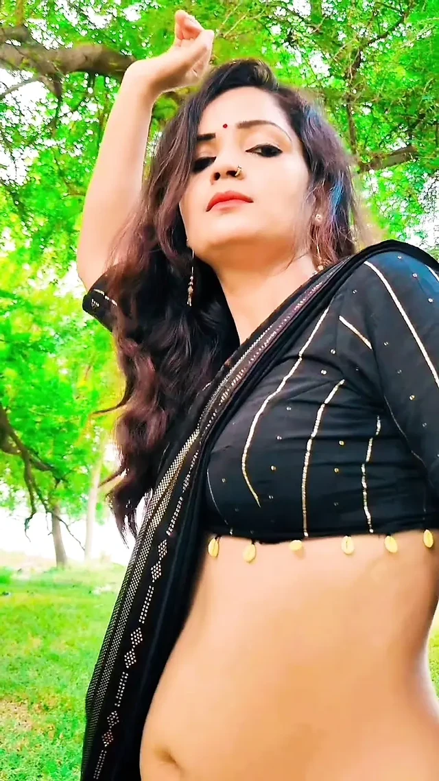 Horny Bengali secretary fucks her boss in Delhi to maintain her sexy figure