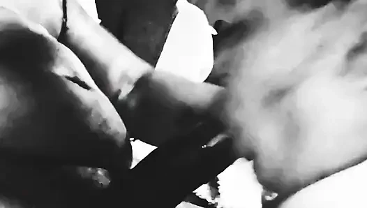 O bir bahşiş emen sperm iblisi emiyor