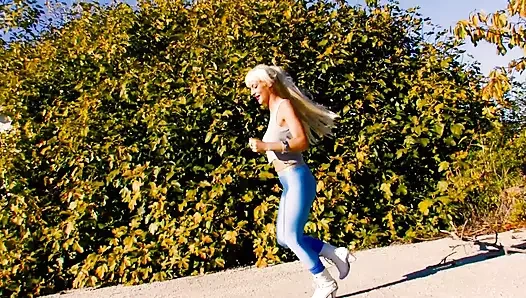 Kızı açık havada sikiyor