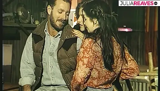 Azgın gençler canavar bir yarak emiyor ve sırayla sikiliyor