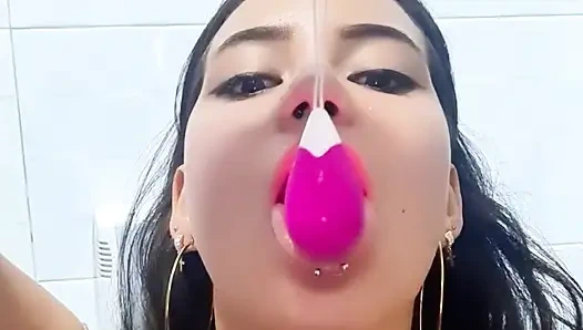 Gerçekten istekliydim ve gelene kadar alışveriş merkezinin banyosunda içeri girdim ve mastürbasyon yaptım.