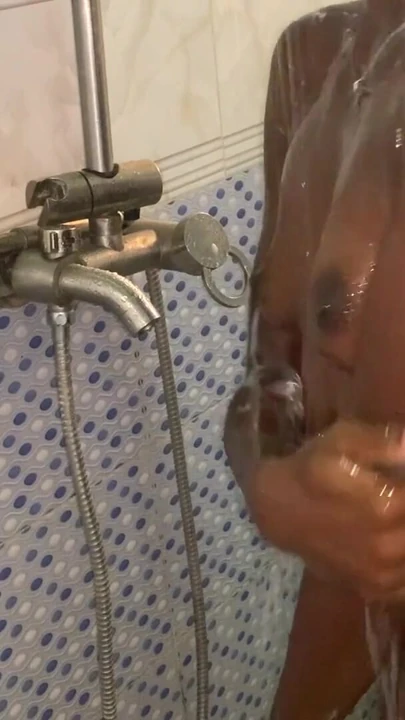 Ateşli zenci bebek banyoda tombul doğal güzellik | Klip 1