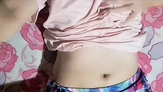 Odana gidip üvey kız kardeşini yatakta çıplak görsen ne yapardın? Onu benim gibi siker misin?