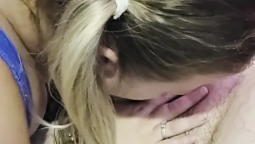 Seksi bir yarak emiyor