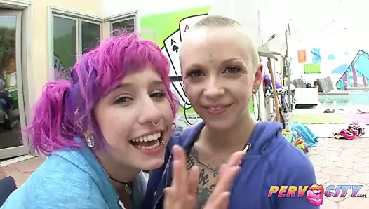 Pervcity alt kızları mike adriano'ya ne kadar garip olduklarını gösteriyor