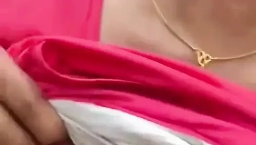 Arkadaşlarım grup göğüslerime dokunuyor ve amımı yalıyor